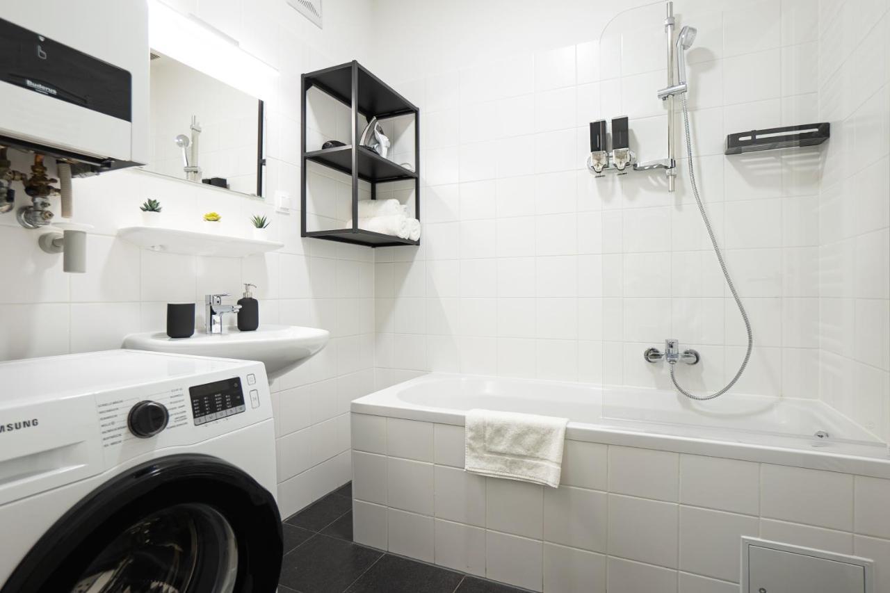 Apartament Bright 3-room With A King-size Bed *